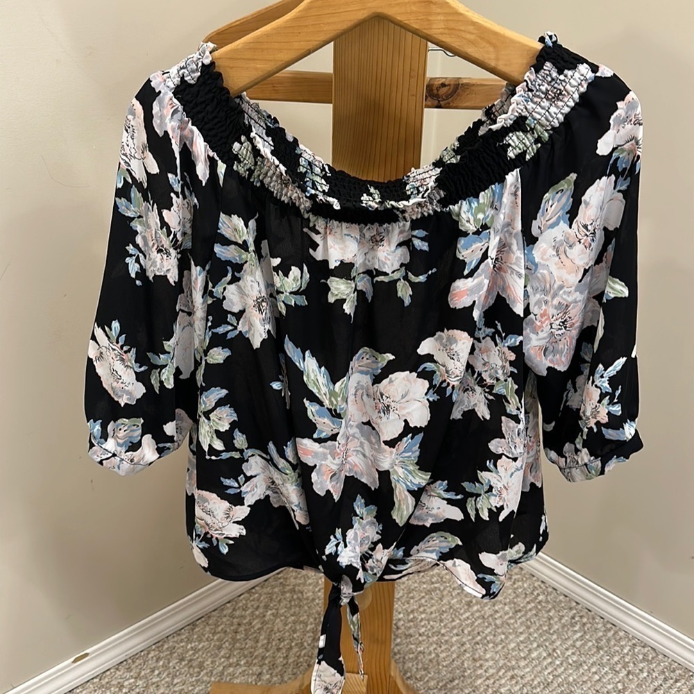 🔥Kismet.  Off the shoulder floral patterned front tie blouse